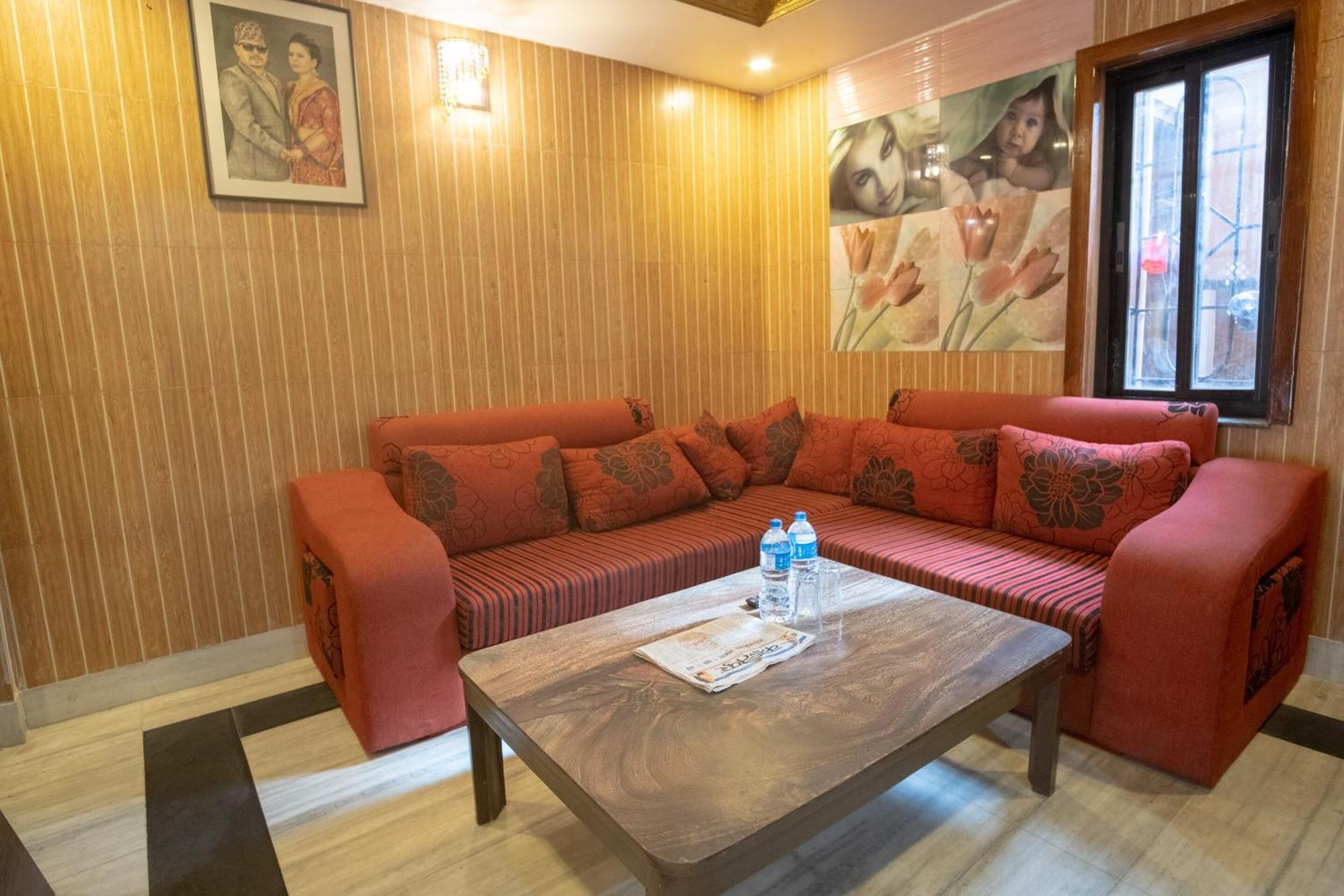 Oyo 304 Hotel Manama Balaju Екстер'єр фото